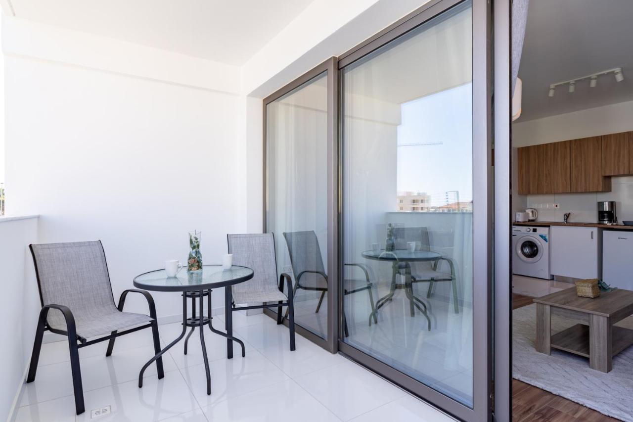 Livia Studio Apartment In Larnaca Exterior photo
