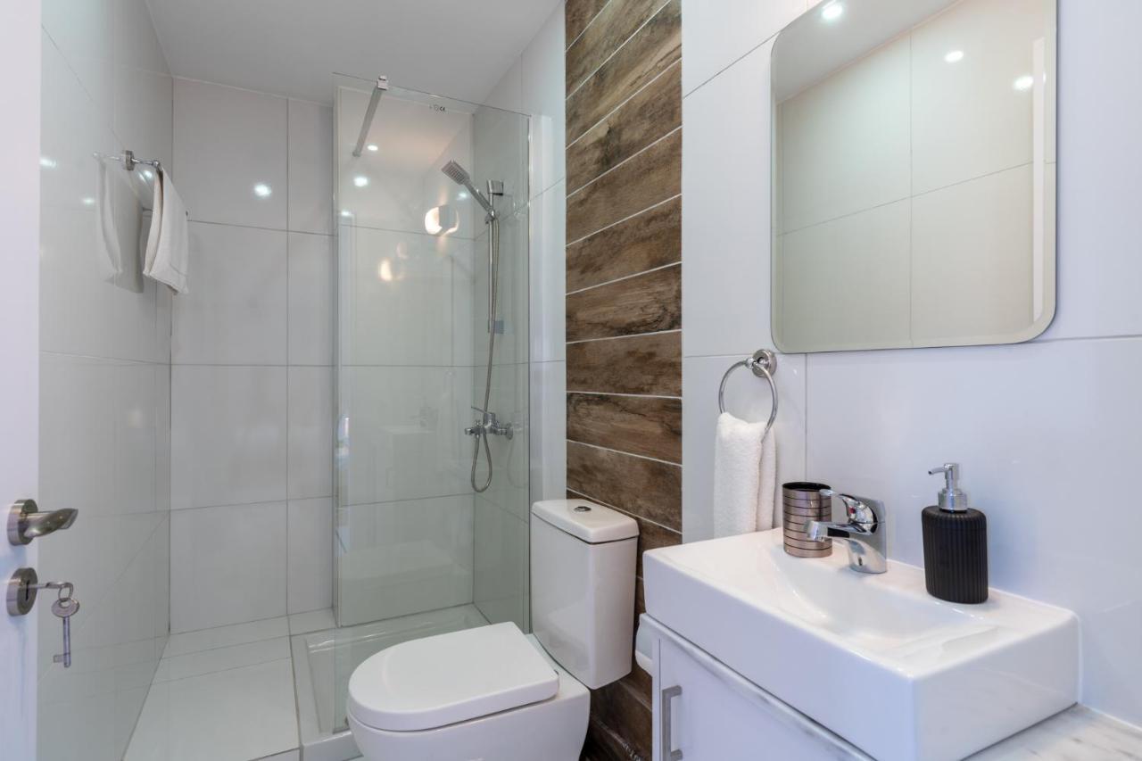 Livia Studio Apartment In Larnaca Exterior photo
